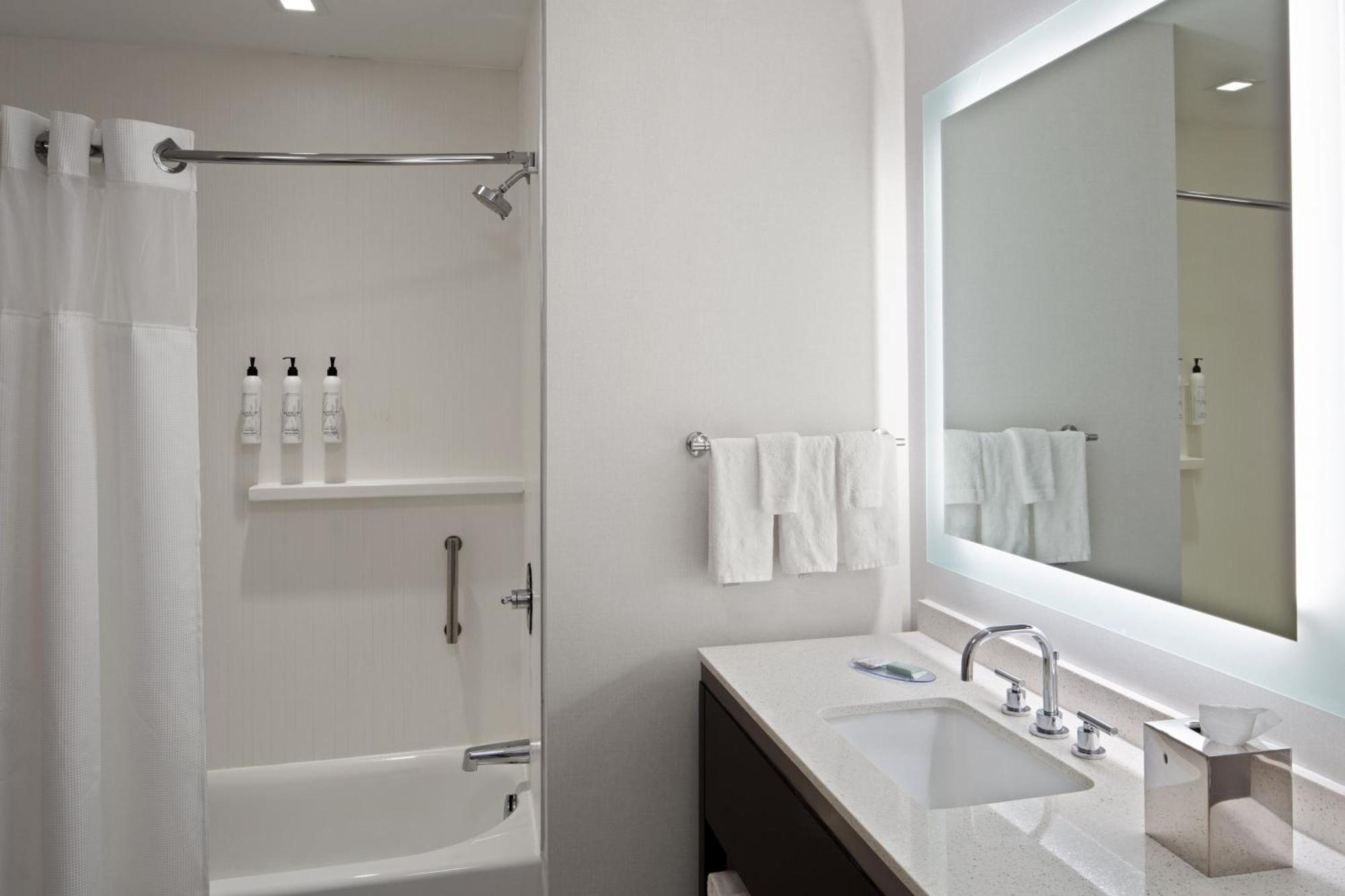 Towneplace Suites By Marriott Boston Logan Airport/Челсі Екстер'єр фото